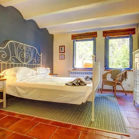 Sleeps 8 *